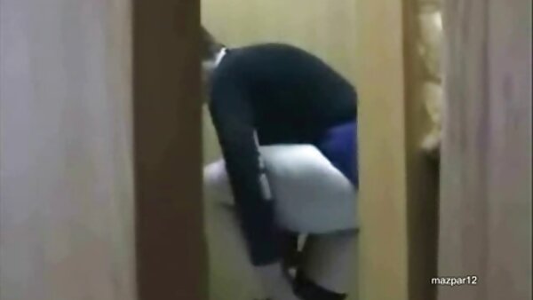 T-gadis sawo matang Jessi Martinez sedang wanking di dalam filem lucah budak sekolah tandas